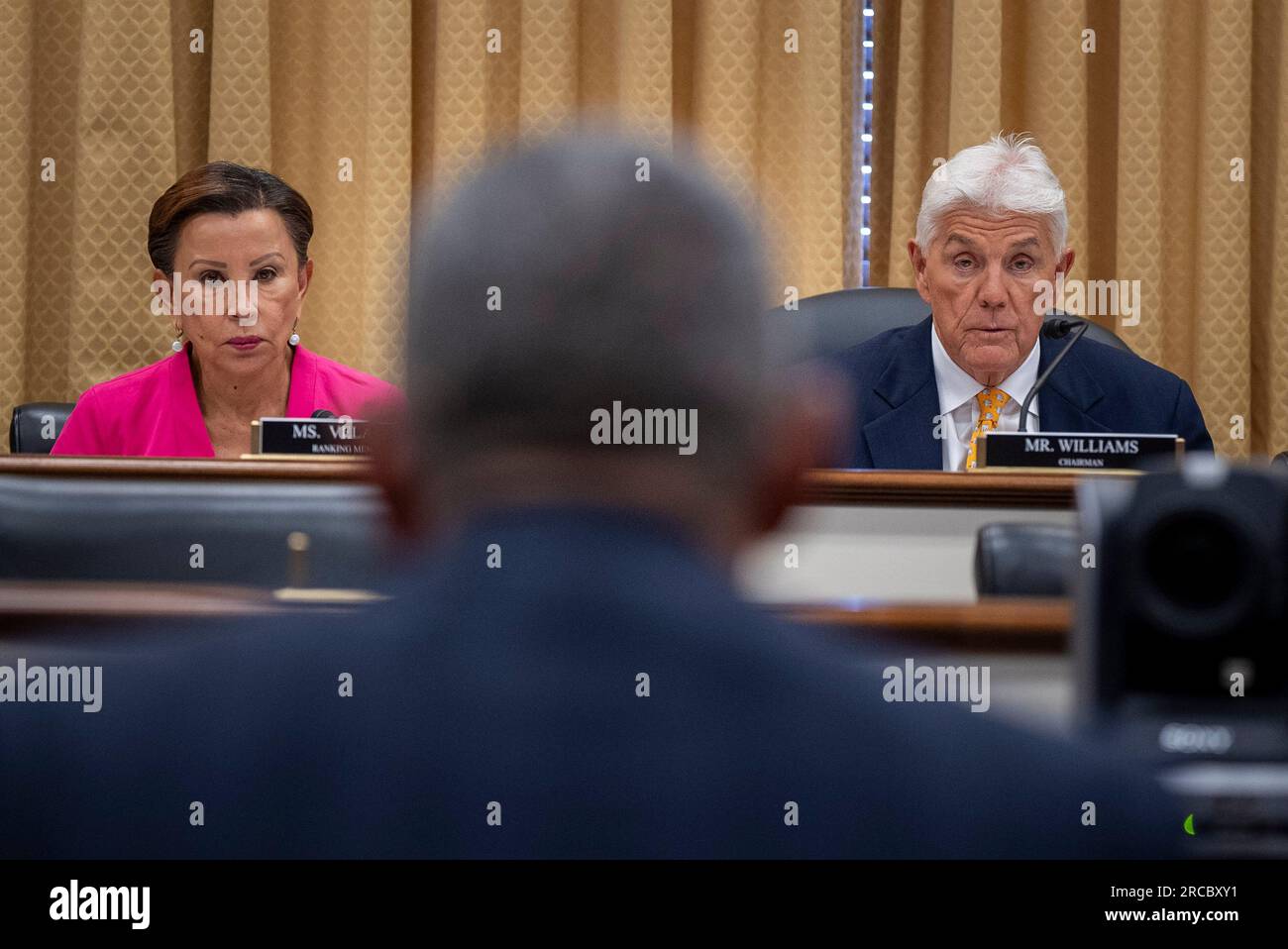 Washington, Estados Unidos. 13º de julio de 2023. Nydia Velaseuz D-NY, miembro de Ranking y representante Roger Williams, presidente de R-TX, escucha al inspector general de la Administración de Pequeñas Empresas Hannibal 'Mike', Ware testifica ante el Comité de Pequeñas Empresas en una audiencia sobre 'Fondos de Contribuyentes Robados' en Capitol Hill en Washington, DC el jueves 13 de julio de 2023. Foto por Ken Cedeno/UPI Crédito: UPI/Alamy Live News Foto de stock