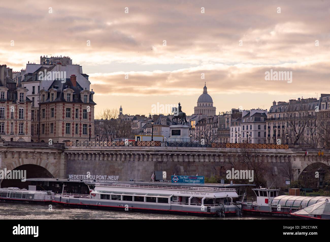 París, Francia - 20 de enero de 2022: Edificios y arquitectura típica francesa alrededor del río Sena en París, la capital francesa Foto de stock