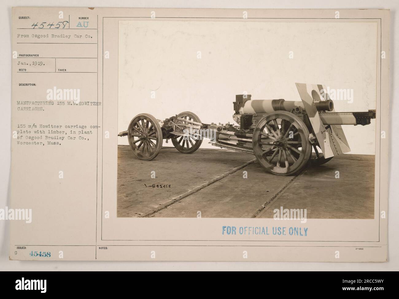 Fabricación 155 M.M. Vagones de obús en el Osgood Bradley Car Co. En Worcester, Massachusetts. La foto muestra un carro Howitzer de 15 m/m completamente montado con un limber. Tomada en enero de 1919, la imagen está marcada con el número '45458 AU' y está etiquetada solo para uso oficial. Foto de stock