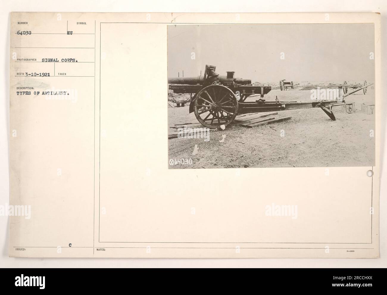 La imagen muestra una variedad de armas de artillería utilizadas