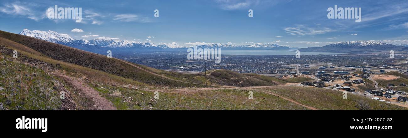 Vistas de Salt Lake y Utah County Valley desde Sensei Lolo loop trail valle nevado de montaña en Lone Peak Wilderness Wasatch Rocky Mountains, Utah. EE.UU. Foto de stock