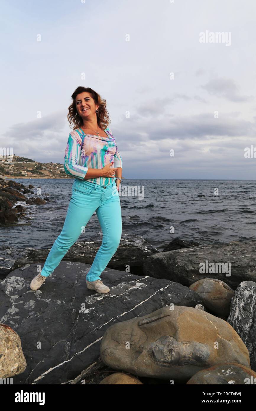 Retrato de la mujer mayor en viaje de vacaciones de playa Foto de stock