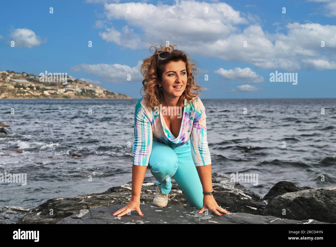 Retrato de la mujer mayor en viaje de vacaciones de playa Foto de stock