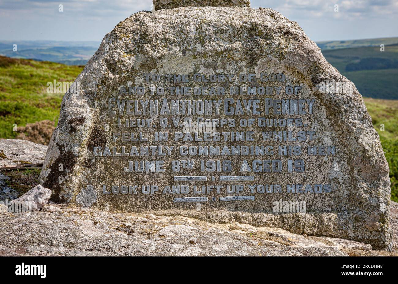 El monumento conmemorativo de la cueva de Evelyn Anthony Penney se cruza cerca de Yar Tor en Dartmoor Devon Reino Unido Foto de stock