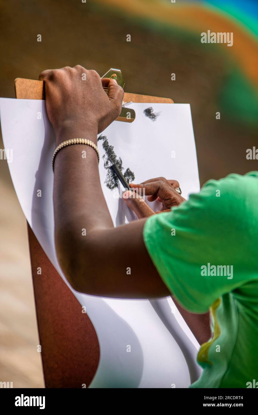 estudiante afroamericano dibujando con carbón al aire libre Foto de stock