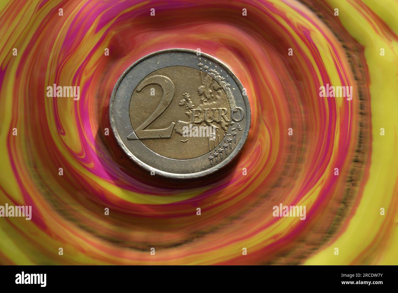 Moneda europea bimetálica moneda. moneda de 2 euros sobre un fondo colorido abstracto. Foto de stock