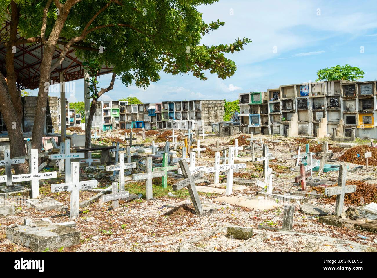 Interesante cementerio, junto al mar en Oslob, lleno de muchas tumbas