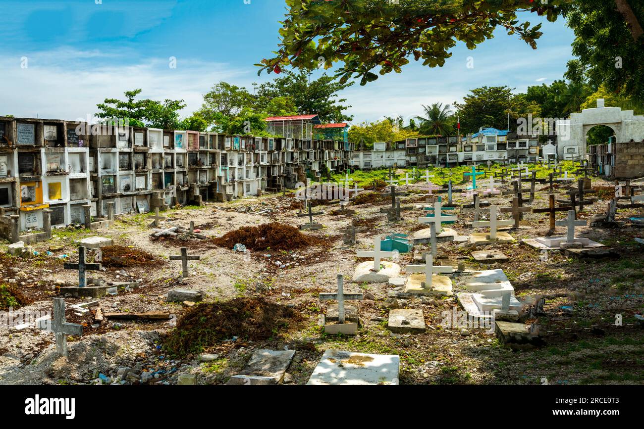 Cementerio católico filipino atmosférico, junto al mar del estrecho de