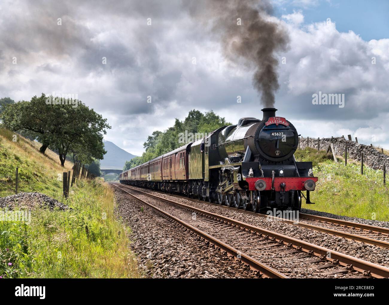 El especial de vapor 'The Dalesman' visto en Blea Moor en el ferrocarril Settle-Carlisle, en la ruta a Carlisle. Ingleborough pico se ve en el fondo. Foto de stock