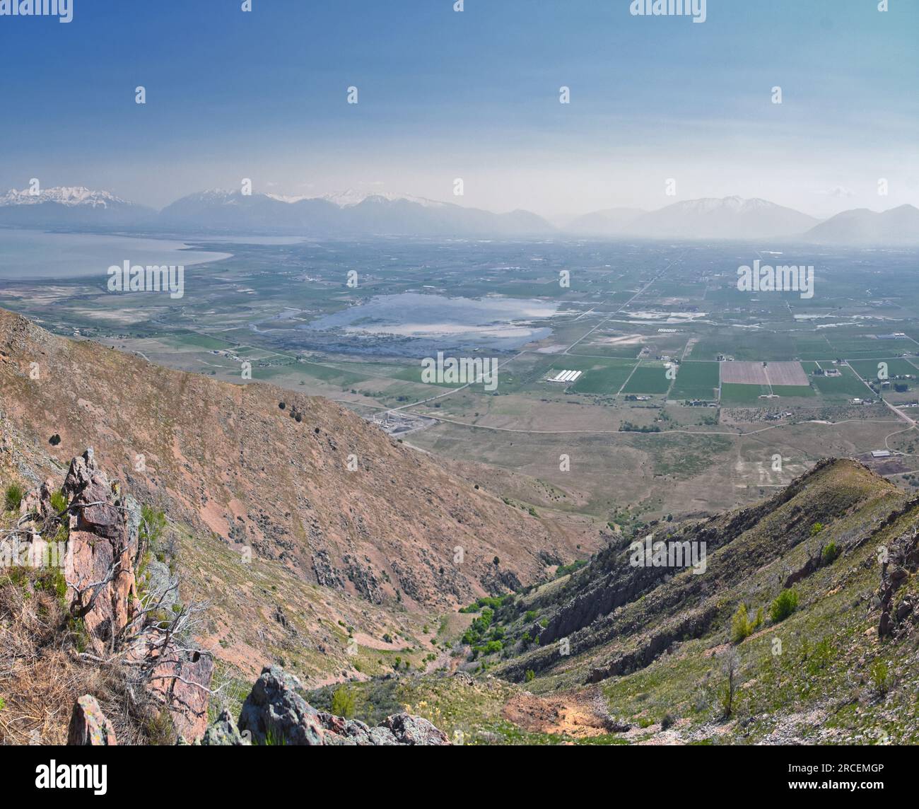 Lago Utah desde West Lake Mountain Peak, vistas de la ruta de senderismo por Radio Towers y Observatorio, Wasatch Front Rocky Mountains, Provo, Utah. EE.UU. Foto de stock