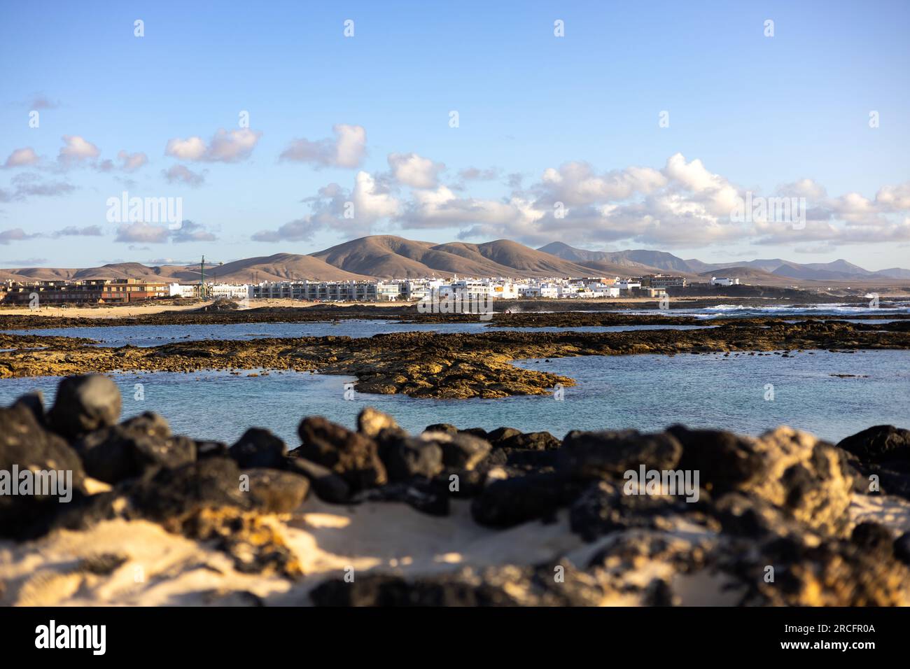 Vista panorámica de la ciudad de El Cotillo en Fuerteventura, Islas Canarias, España. Pintorescos pueblos tradicionales de Fuerteventura, El Cotillo en el norte Foto de stock