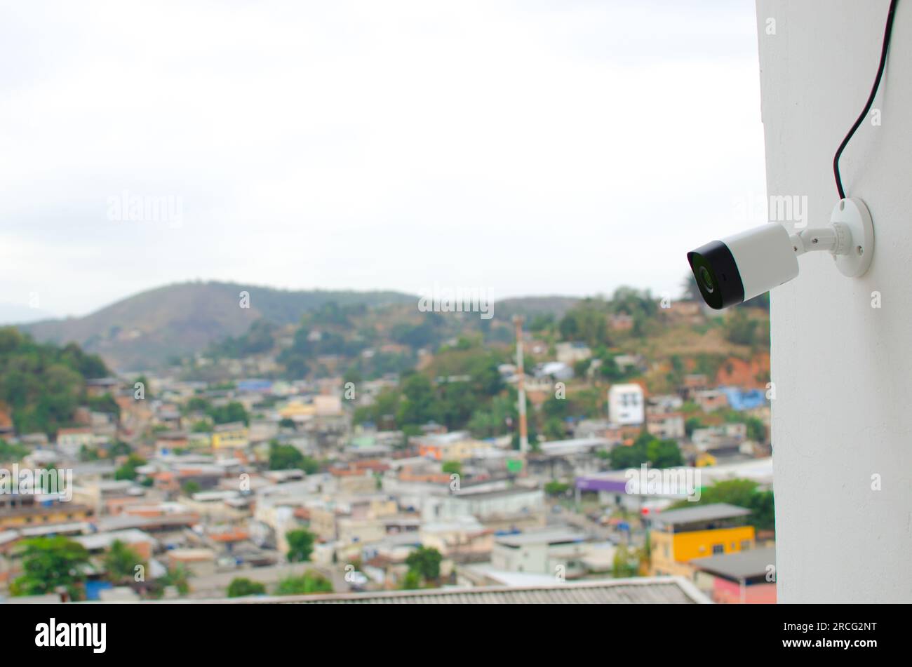 Cámara de seguridad estratégicamente colocada en el balcón, guardia de seguridad a tiempo completo. Protección y tranquilidad en cada cuadro. Foto de stock