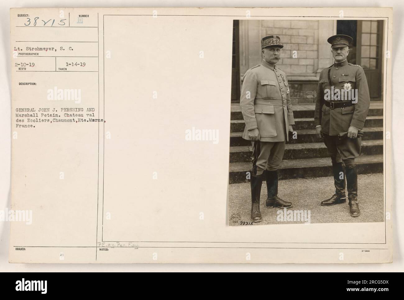 El Teniente Strohmeyer es fotografiado junto al General John J. Pershing y Mershall Petein en el Chateau val des Ecoliers en Chaumont, Francia, el 10 de febrero de 1919. La foto fue tomada por S.C. Fotógrafo PE Strohmeyer y fue publicado el 14 de enero de 1919. NOTAS: 38315. Foto de stock