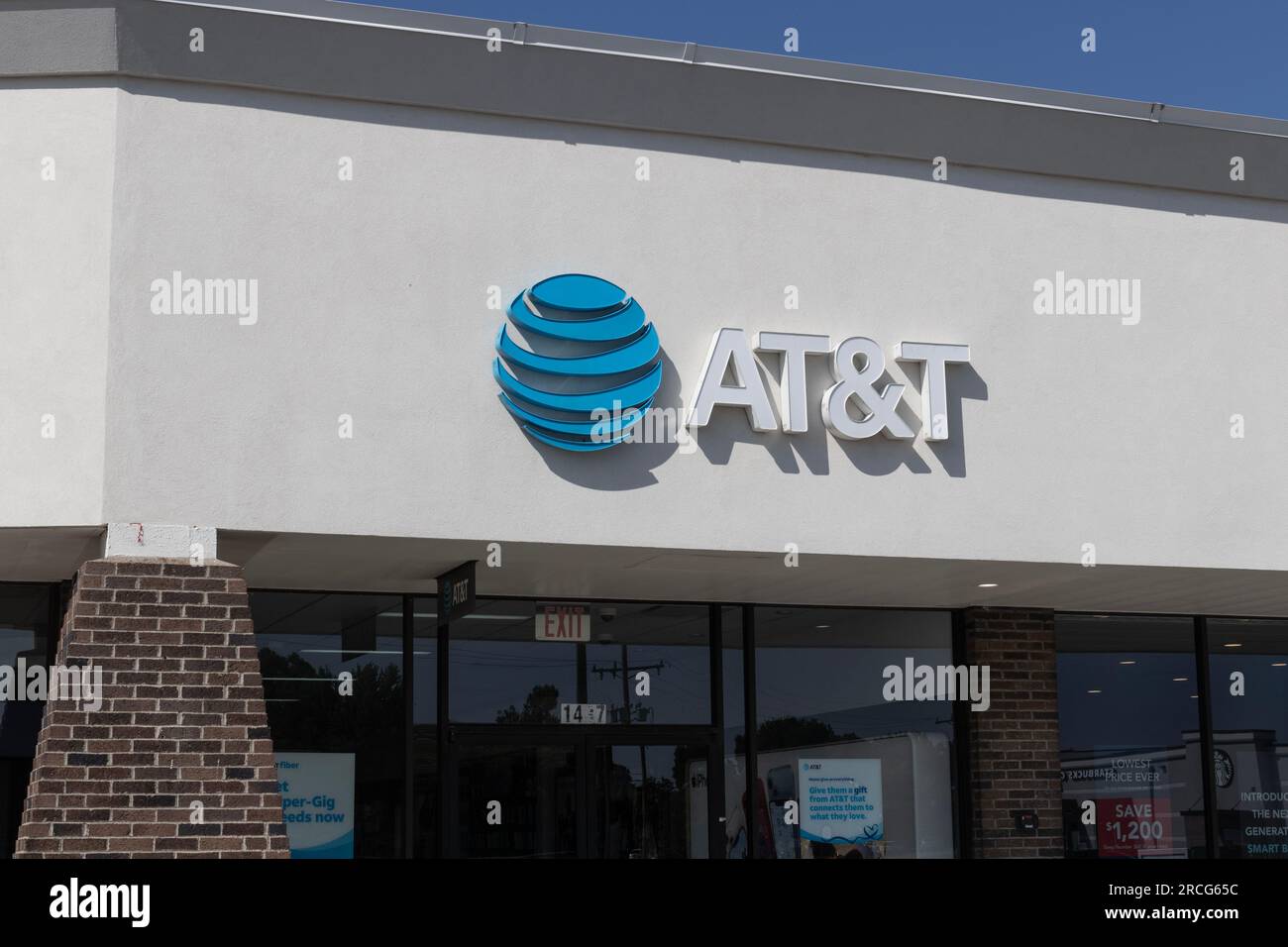 Kokomo - 14 de julio de 2023: Tienda minorista de teléfonos celulares AT&T. AT&T ofrece voz, datos, celular, móvil, fibra óptica, TV y productos basados en IP. Foto de stock