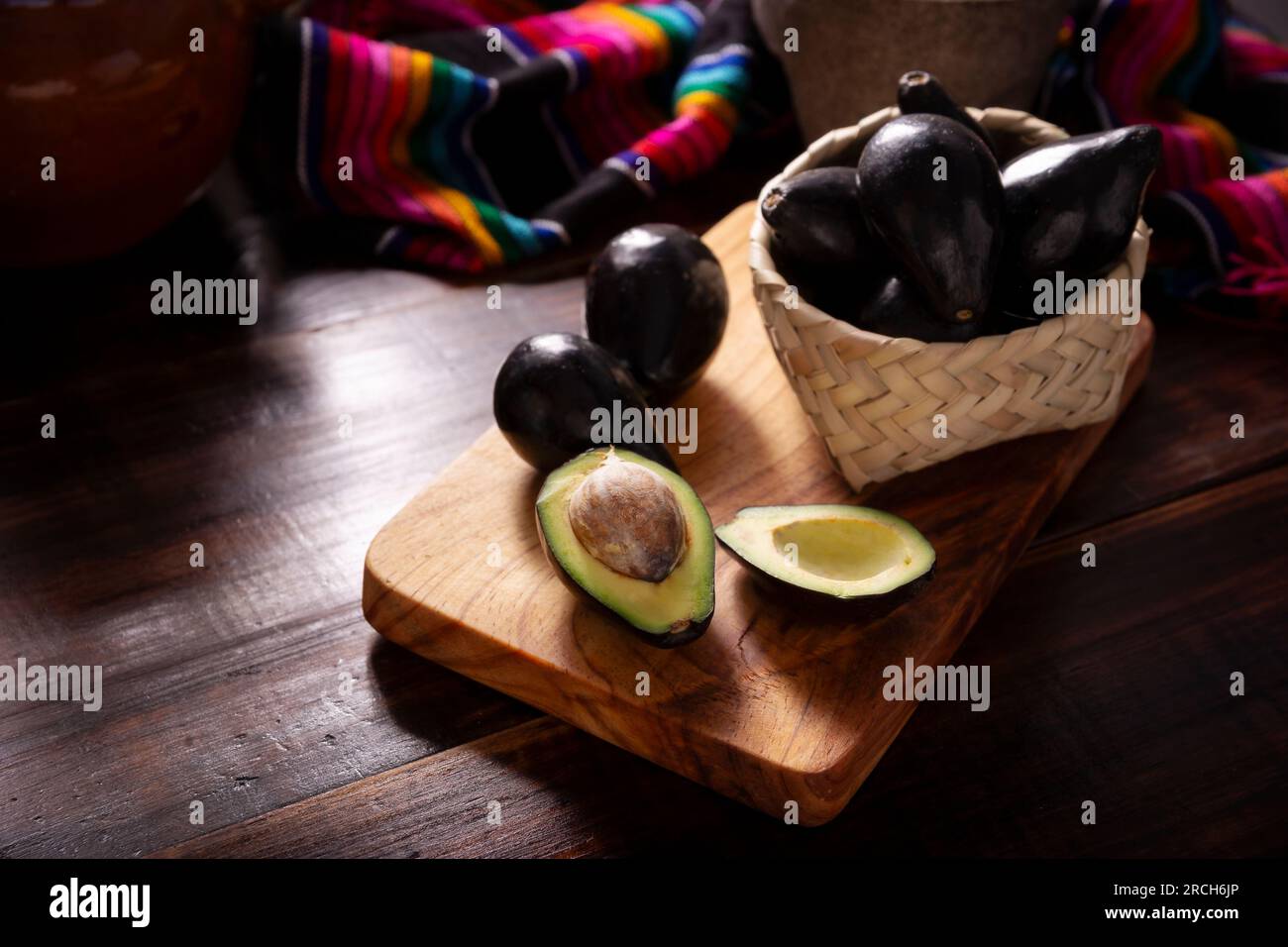 Aguacate Criollo. Cosecha casera de 'aguacate criollo', esta variedad