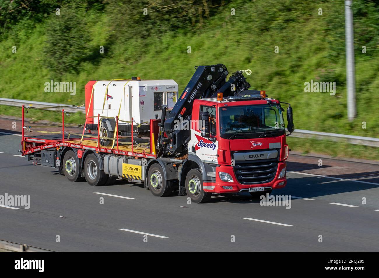 Speedy HGV camiones de entrega de acarreo, camión HIAB, transporte, camión,  portador de carga, Vehículo DAF CF con grúas cargadoras HIAB X-HiPro 418,  industria europea del transporte comercial, M61 en Manchester, Reino