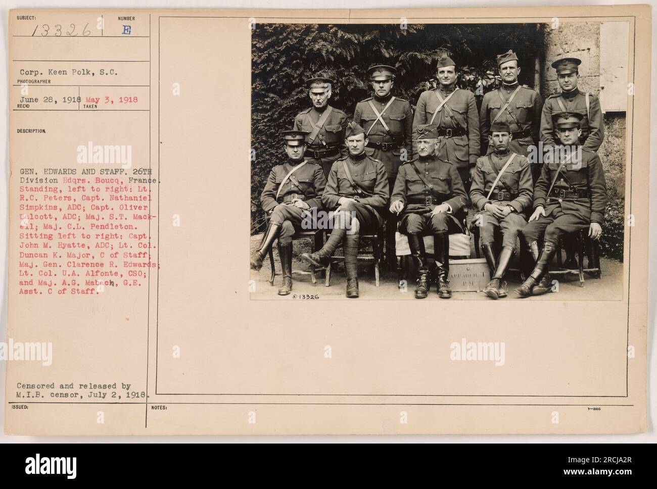 General de Div. Clarence R. Edwards y su personal de la sede de la 26ª División en Boucq, Francia. En la foto (de pie, de izquierda a derecha): TLT. R.C. Peters, Capitán Nathaniel Simpkins, Capitán Oliver Walcott, Mayor S.T. Mackell, Mayor C.L. Pendleton. Sentado (de izquierda a derecha): Capitán John M. Hyatte, Teniente Cnel. Duncan K. Major, Gral. de Div. Clarence R. Edwards, Teniente Cnel. U.A. Alfonte, y Mag. A.G. Mabach. Censurado y liberado por M.I.B., 2 de julio de 1918. Foto de stock