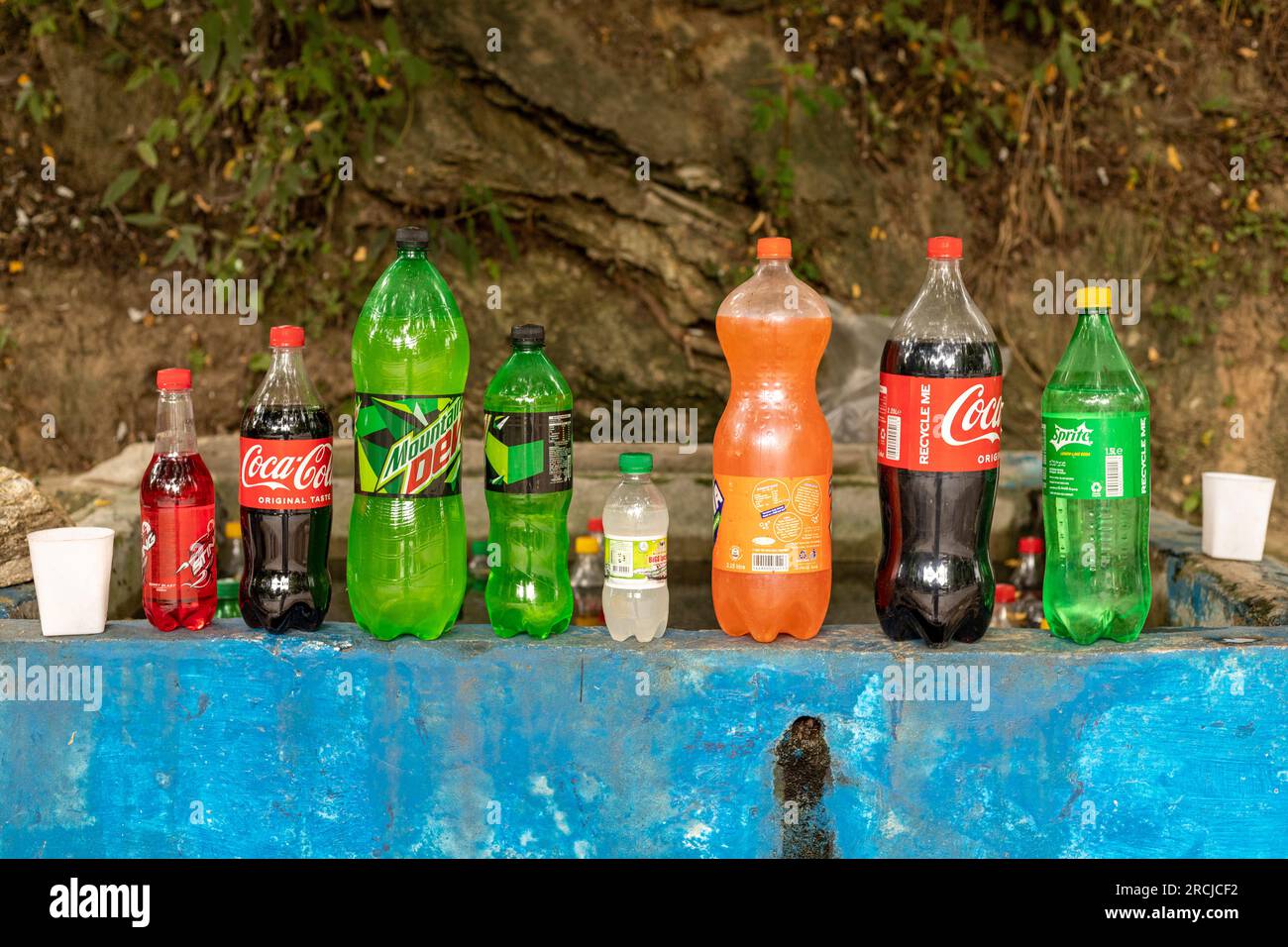 Bebidas frías y bebidas en un puesto al lado de la carretera: Valle SWAT, Pakistán - 10 de junio de 2023. Foto de stock