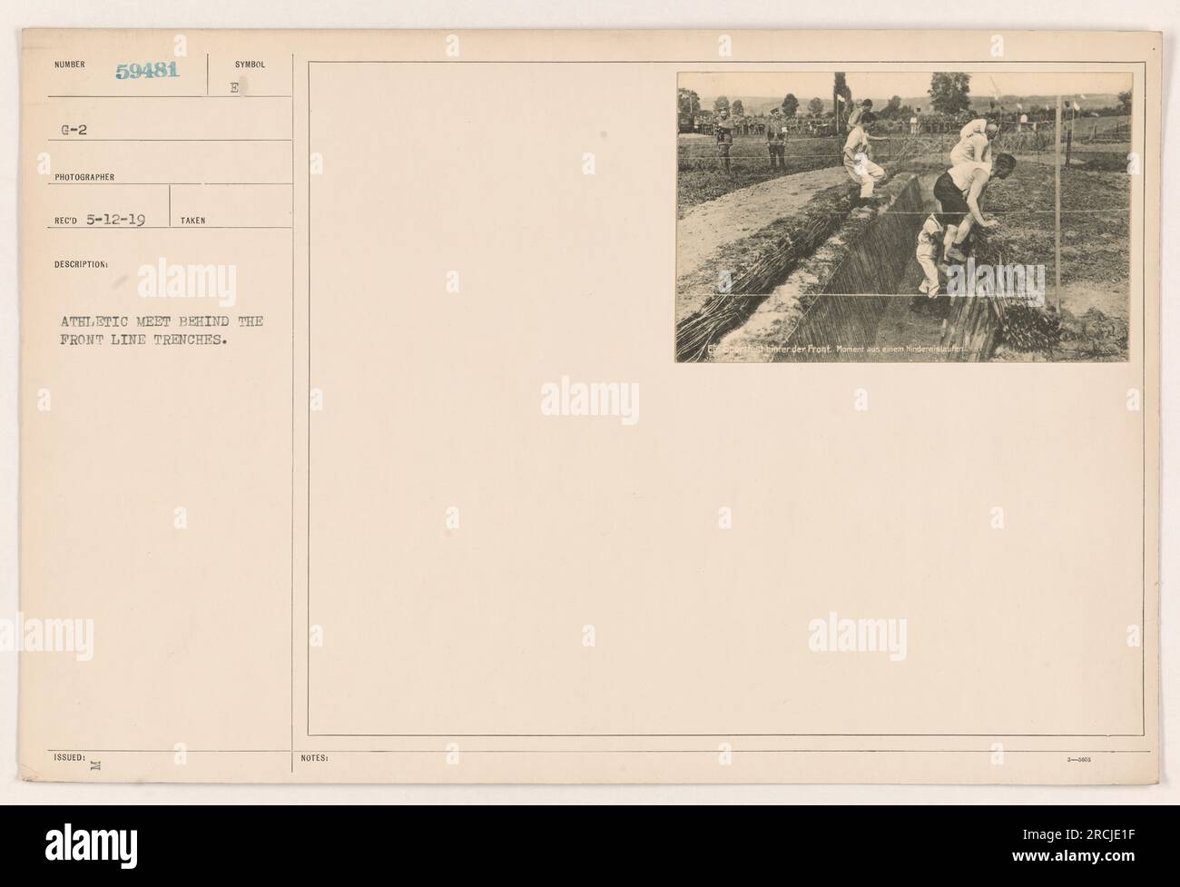 Soldados que participan en una reunión atlética detrás de las trincheras de primera línea durante la Primera Guerra Mundial. Fotografía tomada el 12 de mayo de 1919. Número de descripción: 59481. Clasificación recomendada: G-2. Notas: El símbolo 'H' se refiere a un evento atlético. Foto de stock