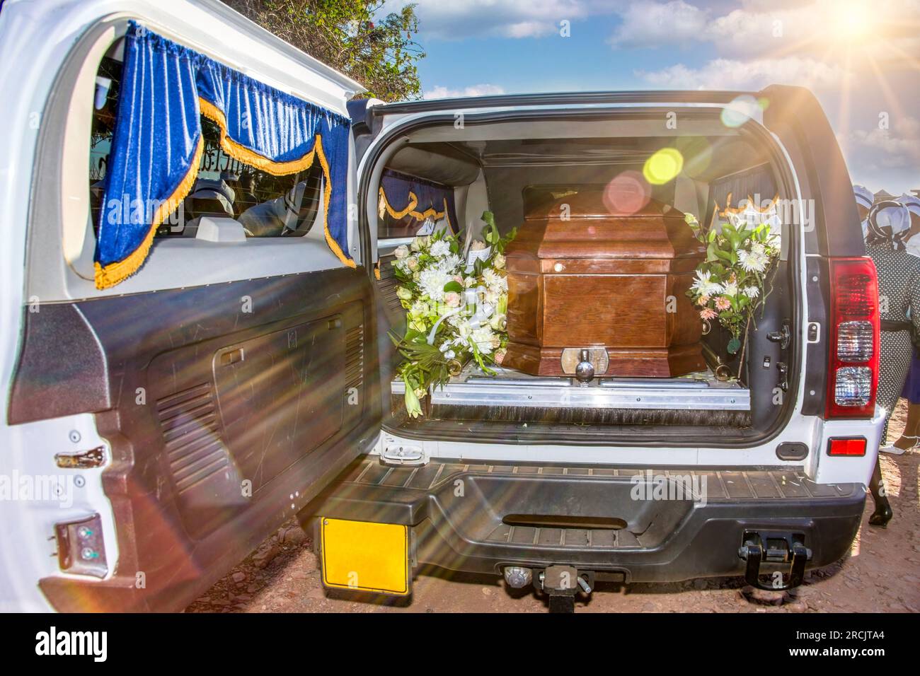 procesión funeraria ceremonial africana con un hearse abierto que muestra el ataúd y las flores Foto de stock