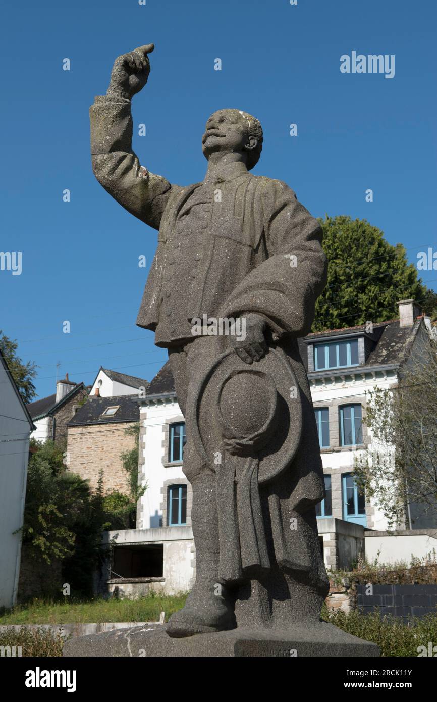 Theodore Botrel statue Pont AVEN, Bretaña, Francia 6 de julio de 2023. Jean-Baptiste-Théodore-Marie Botrel (14 de septiembre de 1868 - 28 de julio de 1925) fue un cantautor, poeta y dramaturgo francés. Es más conocido por sus canciones populares sobre su Bretaña natal, de la que la más famosa es La Paimpolaise. HOMER SYKES Foto de stock