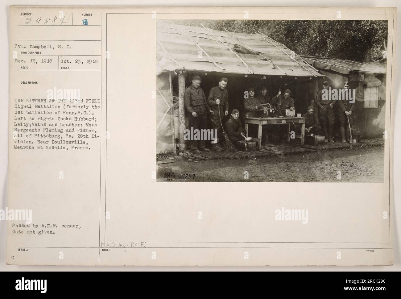 Soldados no identificados del 103º Batallón de Señales de Campo de la 28ª División dentro de la cocina cerca de Boullonville, Francia. Los soldados son identificados como Cooks Hubbard, Laicos, Vates y Leasher, y los sargentos Fleming y Fisher. Foto tomada el 23 de octubre de 1918, pero la fecha de censura no está disponible.' Foto de stock