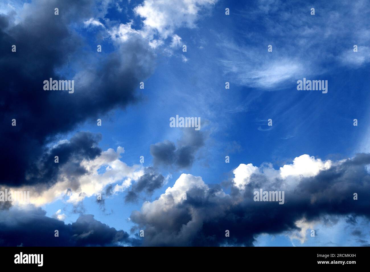 Nube blanca, gris, negra, nubes, cielo, cielos, clima, meteorología Foto de stock