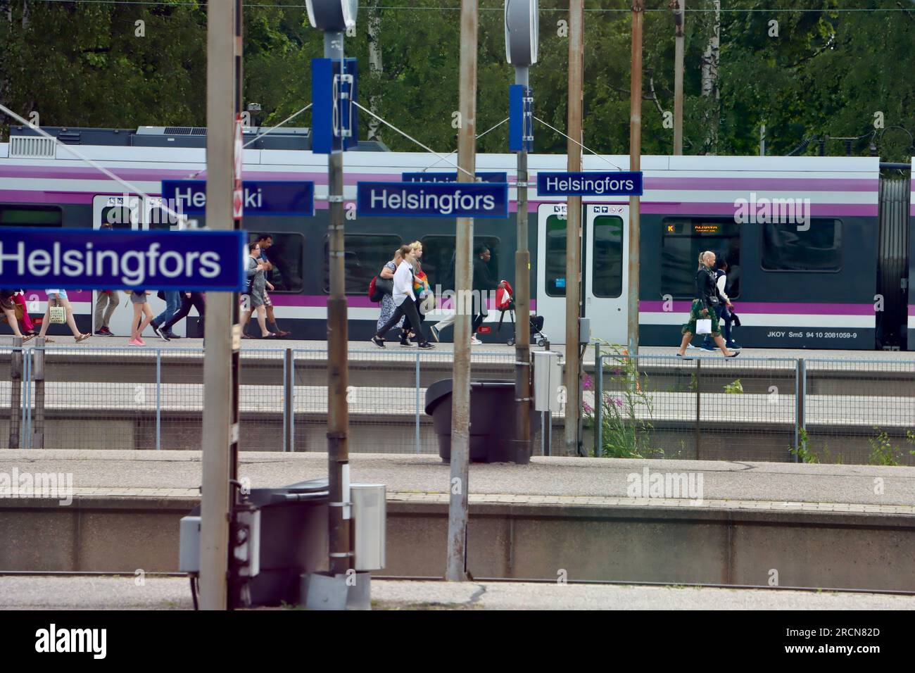 Viajeros que llegan a la estación de tren de Helsinki en Finlandia Foto de stock