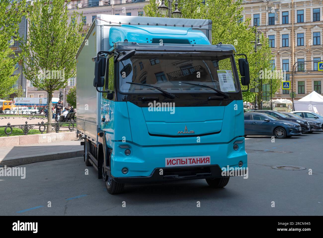SAN PETERSBURGO, RUSIA - 20 DE MAYO DE 2023: Vehículo eléctrico de carga de servicio medio bielorruso MAZ-4381EE en el festival internacional de transporte SPbTransport Foto de stock