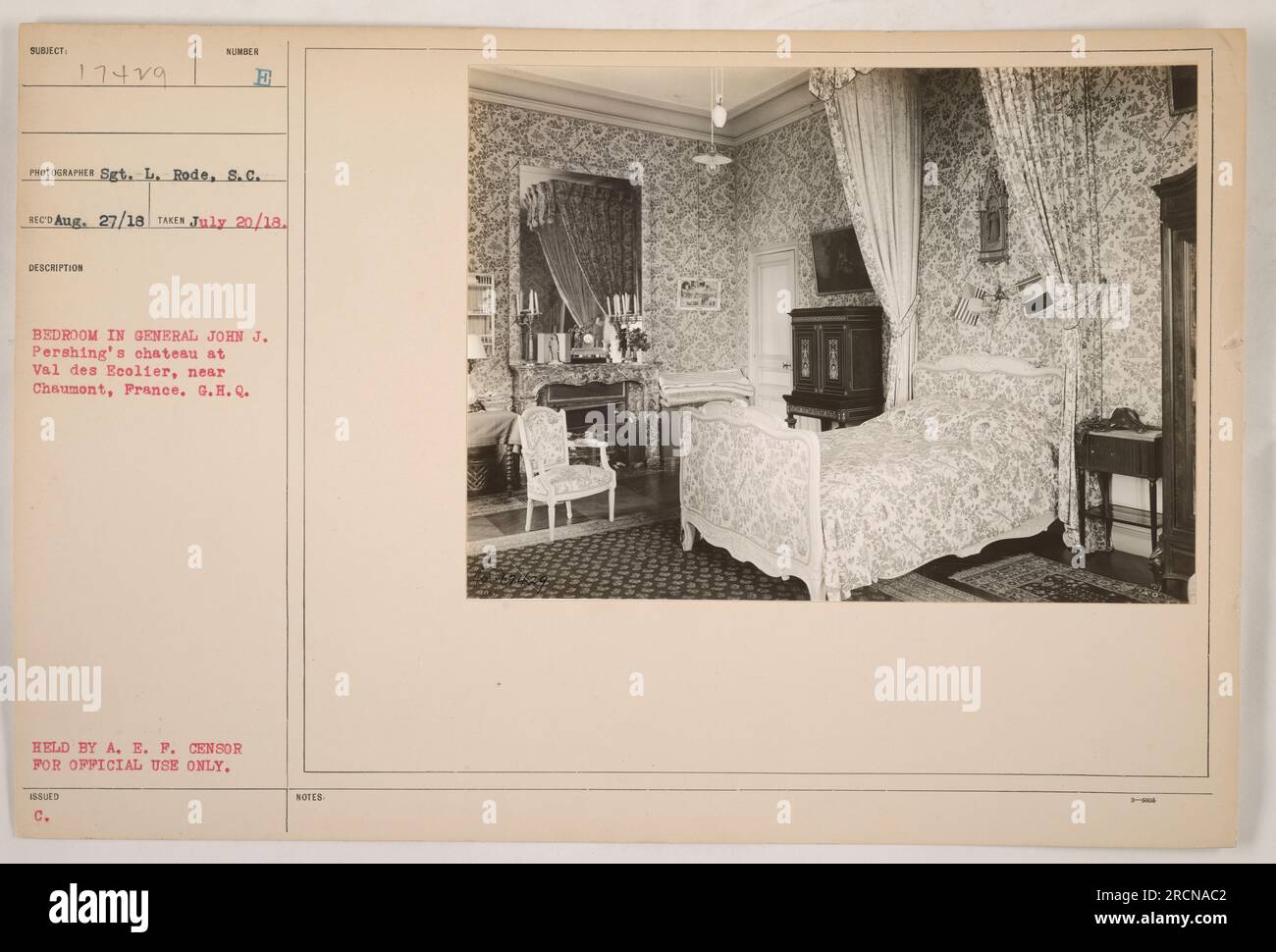 Dormitorio en el castillo del General John J. Pershing en Val des Ecolier, cerca de Chaumont, Francia. La fotografía fue tomada el 20 de julio de 1918 por el Sargento L. Rode, S.C. Forma parte de la colección de A.E.P. Censor para uso oficial solamente. Foto de stock
