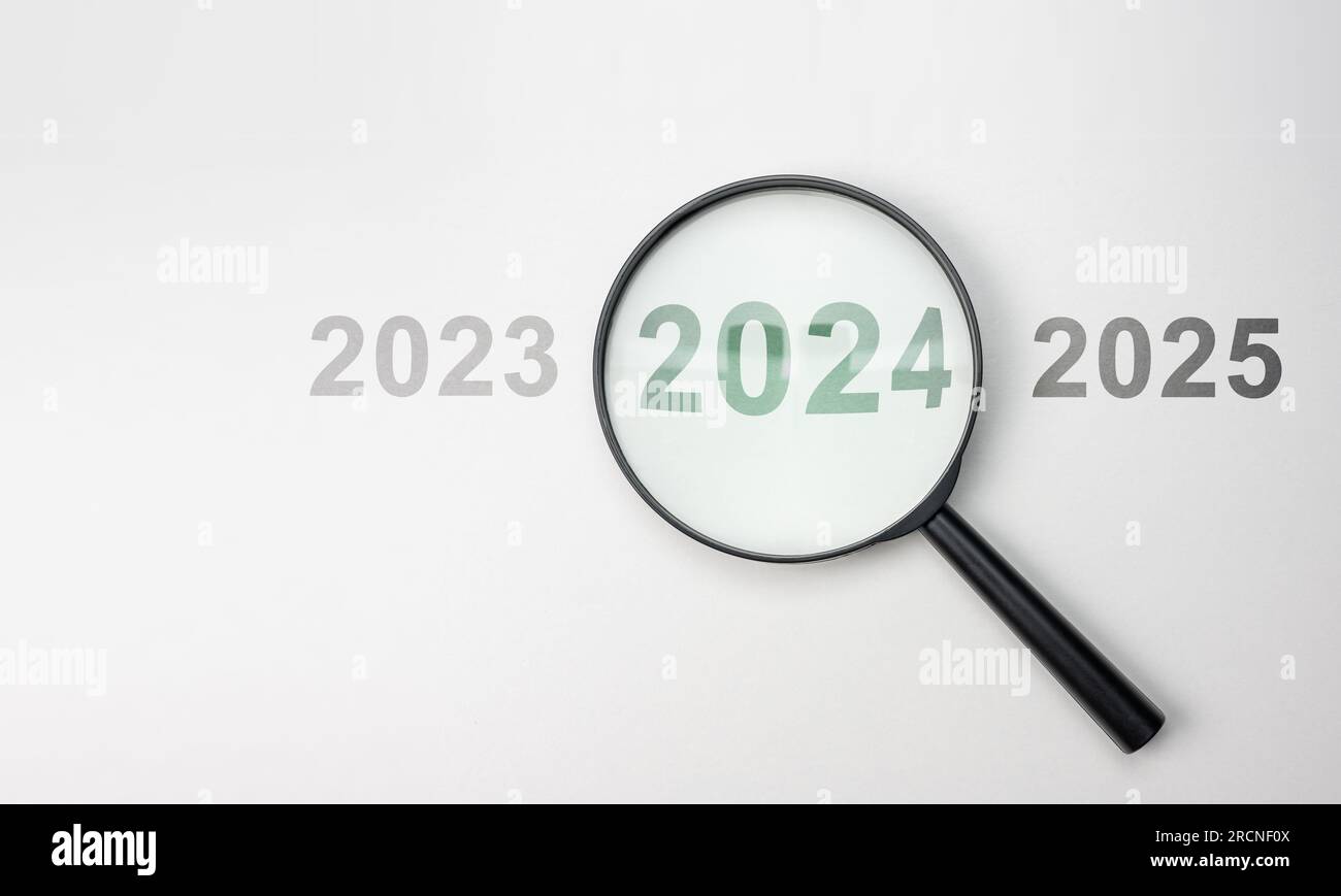 2024 dentro de la lupa en el fondo blanco para la situación actual del
