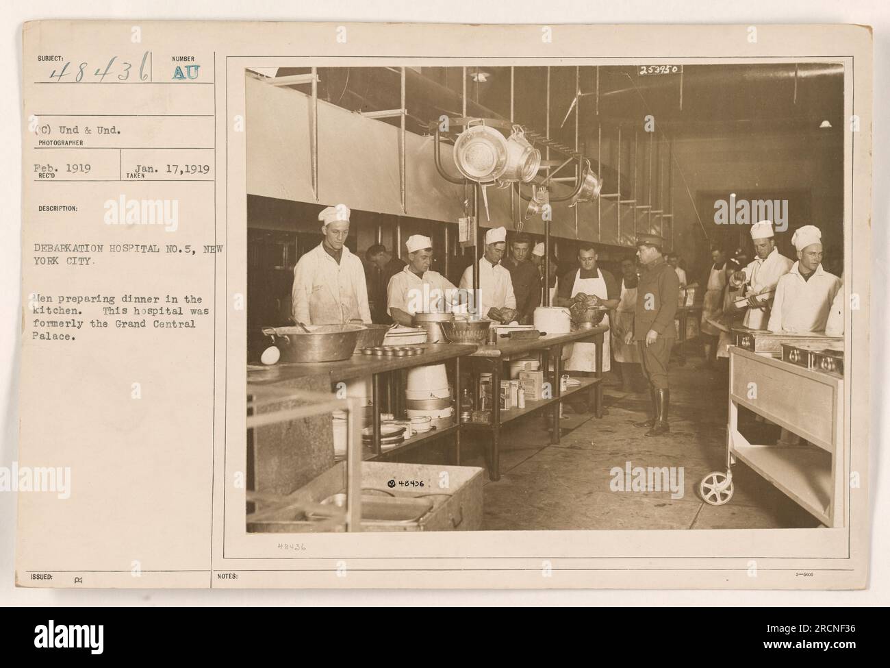 Los soldados del Hospital de Desbarkación Nº 5 en la ciudad de Nueva York son vistos preparando la cena en la cocina. El hospital, que antes era el Gran Palacio Central, desempeñó un papel crucial en la atención y rehabilitación de los soldados que regresaban de la Primera Guerra Mundial. (50 palabras) Foto de stock