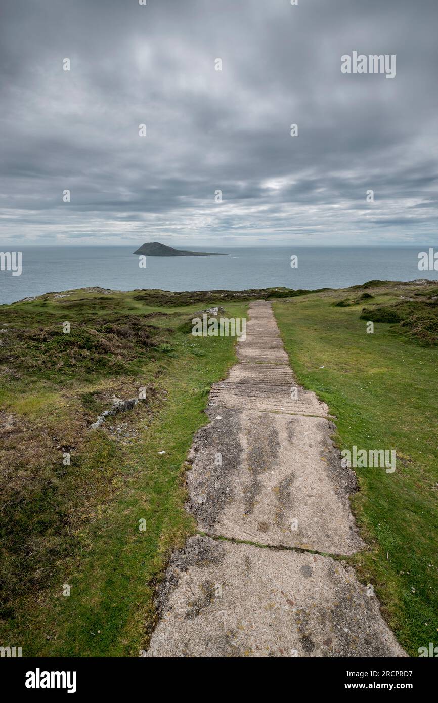 Mynydd Mawr Uwchmynydd en la costa norte de Gales de la península de LLeyn mirando hacia la isla de Bardsey Foto de stock