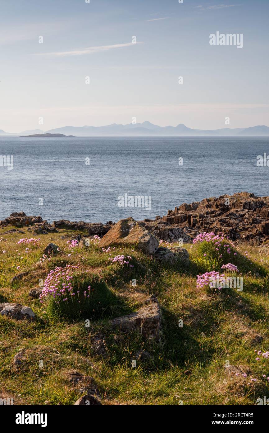 Montañas de la Isla de Harris de Rubha Hunish, Isla de Skye, Escocia Paisaje Foto de stock