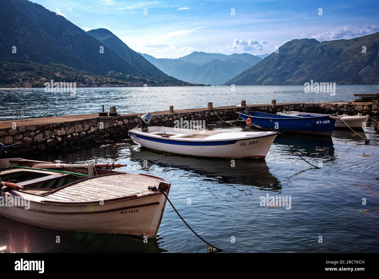 La bahía de Kotor en Montenegro conduce al antiguo puerto mediterráneo de Kotor que está rodeado de fortificaciones construidas durante el período veneciano. Foto de stock