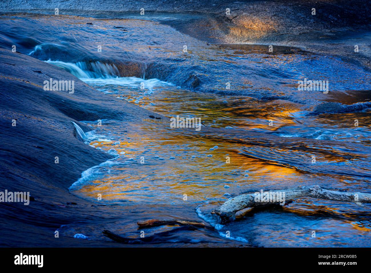 Los colores del atardecer se reflejan en las aguas de Bald Rock Creek, The Junction, Girraween National Park, Queensland, Australia Foto de stock
