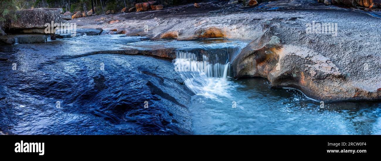 Los colores del atardecer se reflejan en las aguas de Bald Rock Creek, The Junction, Girraween National Park, Queensland, Australia Foto de stock