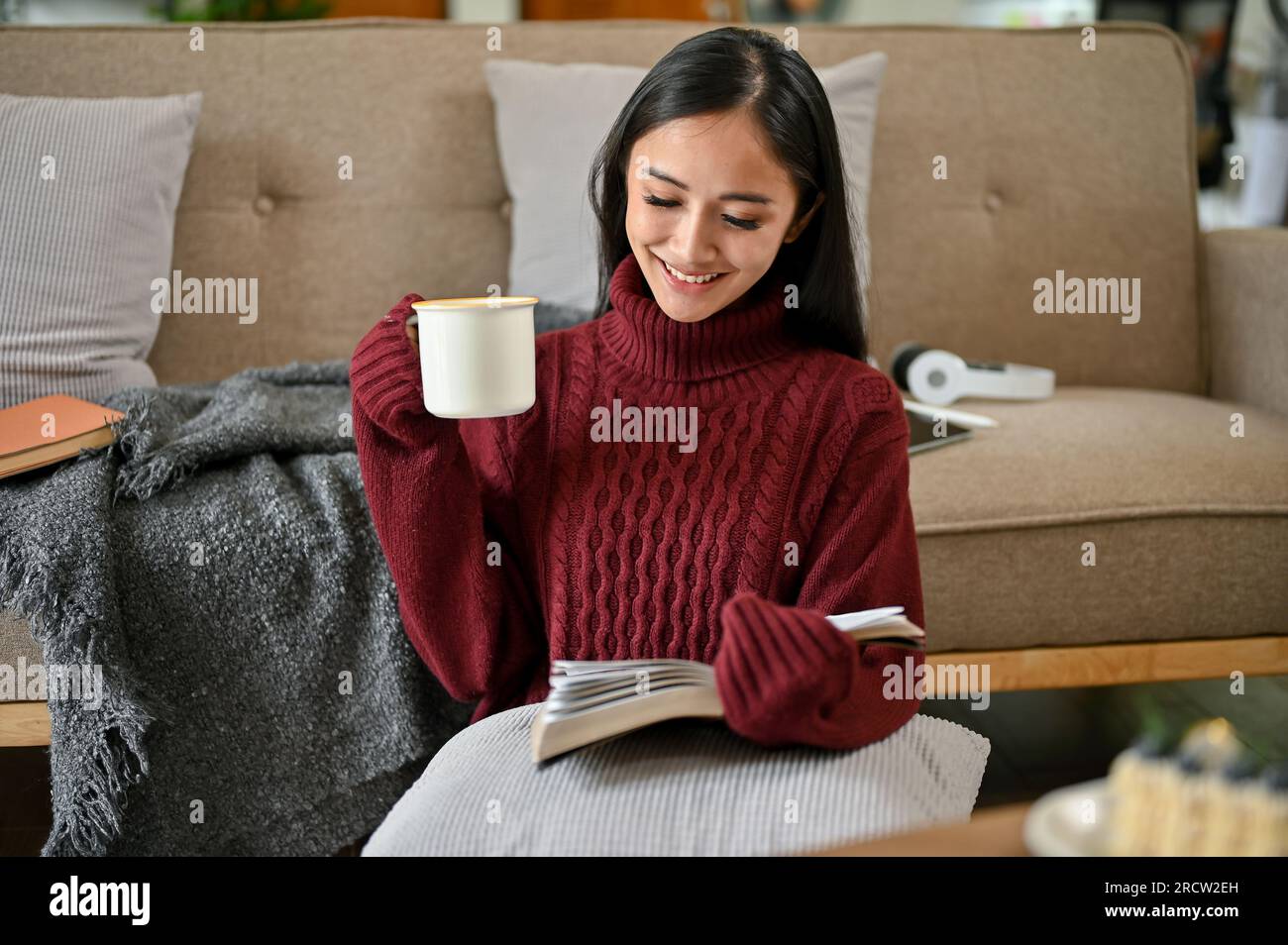 Mujer mixta bebiendo café caliente sentado en un moderno café