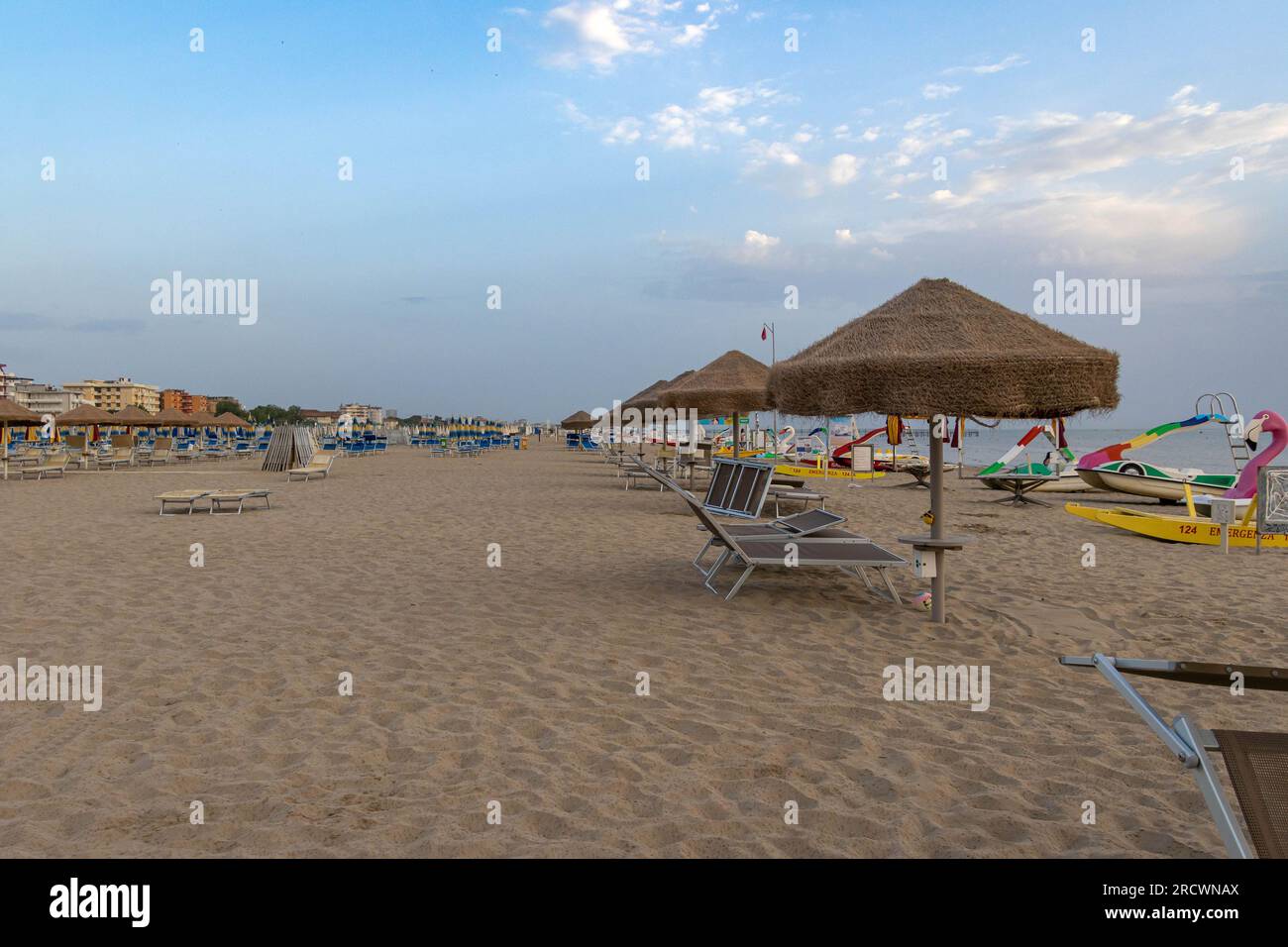 Sillas de cubierta vacías en la mañana temprano en Rivazzurra, Rimini Italia Foto de stock