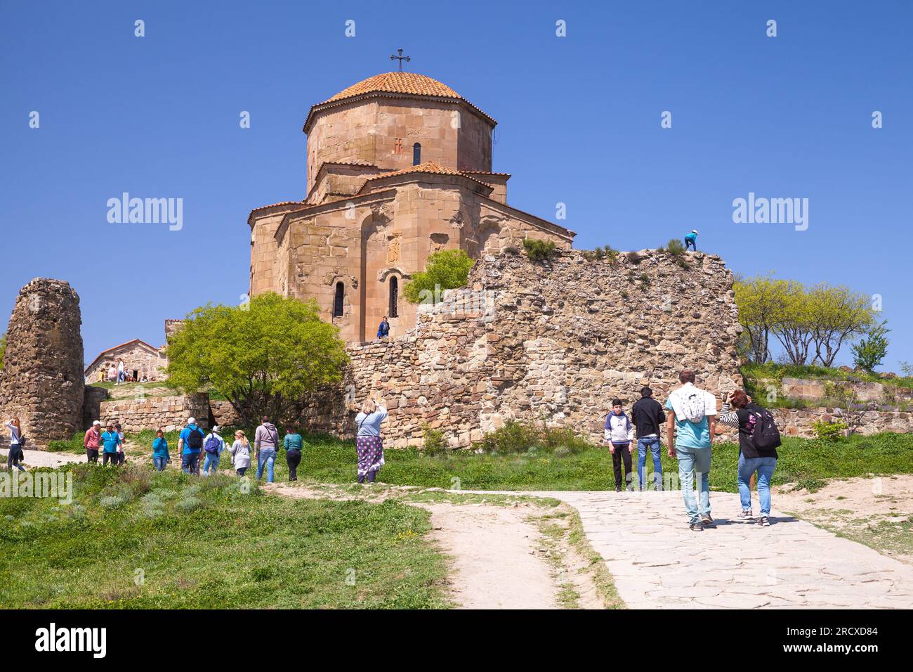 Mtskheta, Georgia - 28 de abril de 2019: Los turistas visitan el monasterio Jvari en un día soleado, es un monasterio ortodoxo georgiano del siglo VI Foto de stock