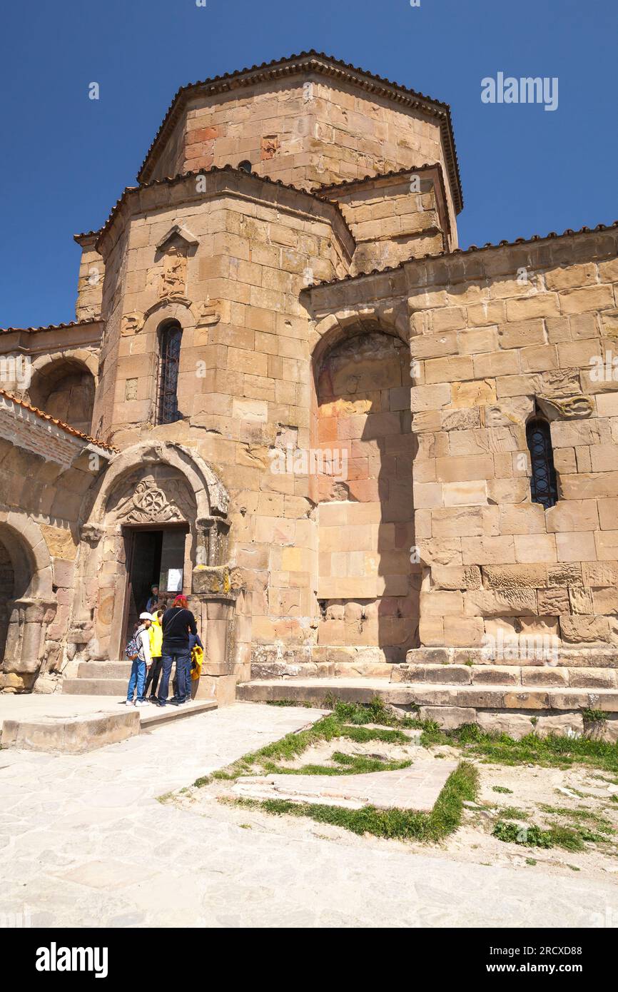 Mtskheta, Georgia - 28 de abril de 2019: Los turistas en la entrada del monasterio Jvari en un día soleado, es un monasterio ortodoxo georgiano del siglo VI Foto de stock