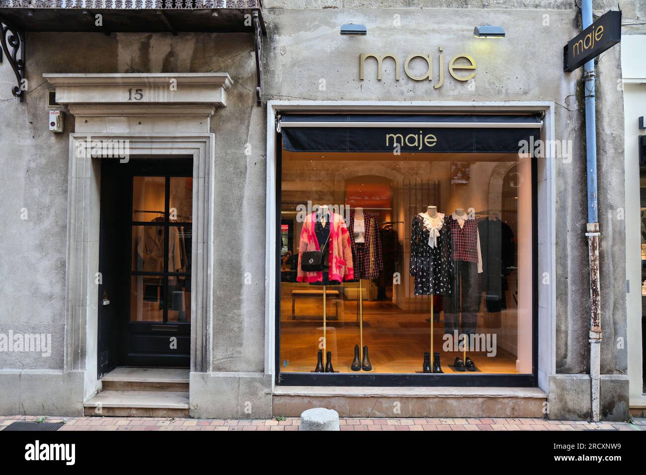 AVIGNON, FRANCIA - 30 DE SEPTIEMBRE de 2021: Tienda de moda Maje en Avignon, Francia. Maje es una marca francesa de ropa ready-to-wear. Foto de stock