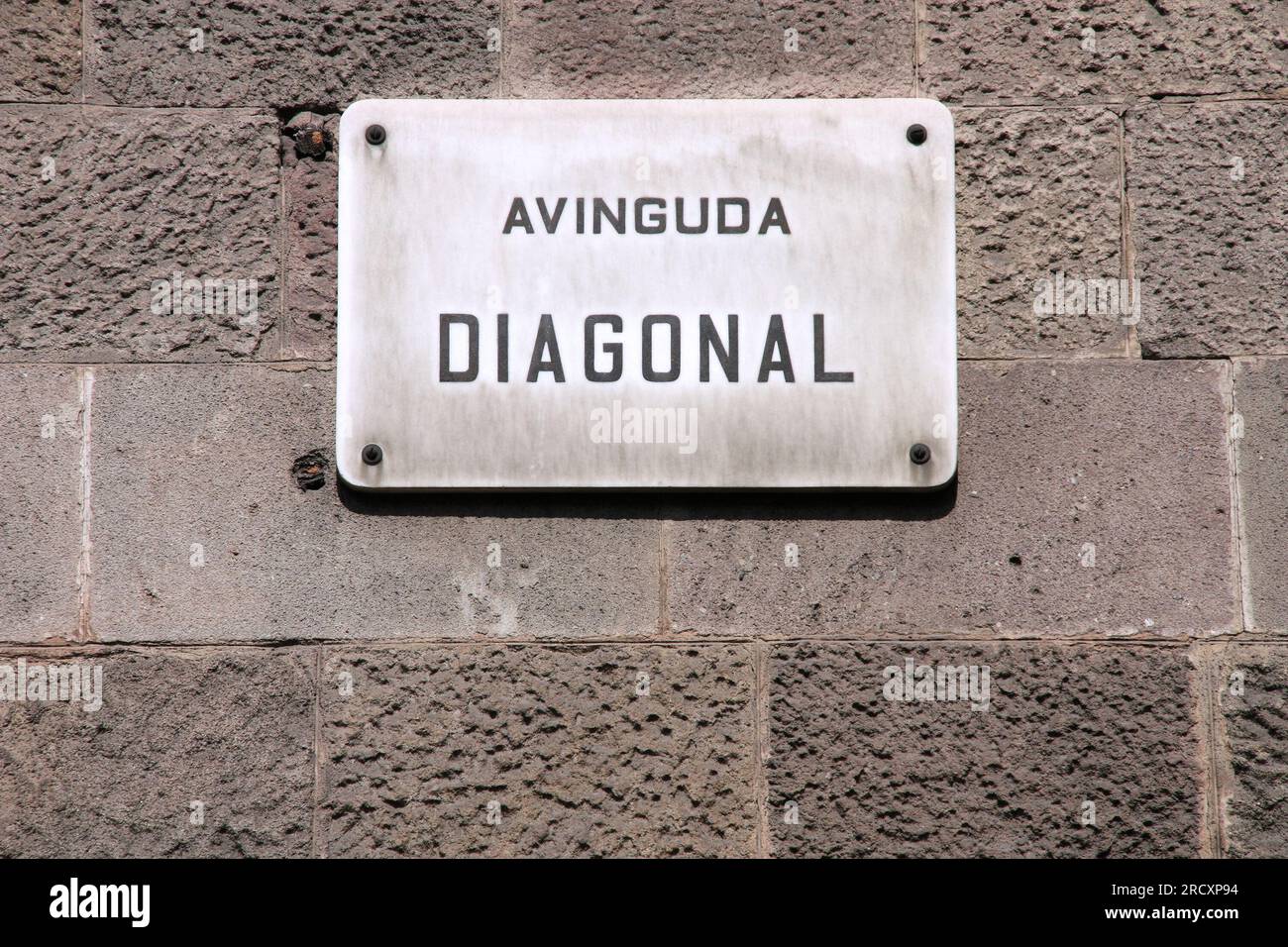 Una de las calles más importantes de Barcelona - Avinguda Diagonal (Avenida Diagonal). Señal de la calle. Foto de stock
