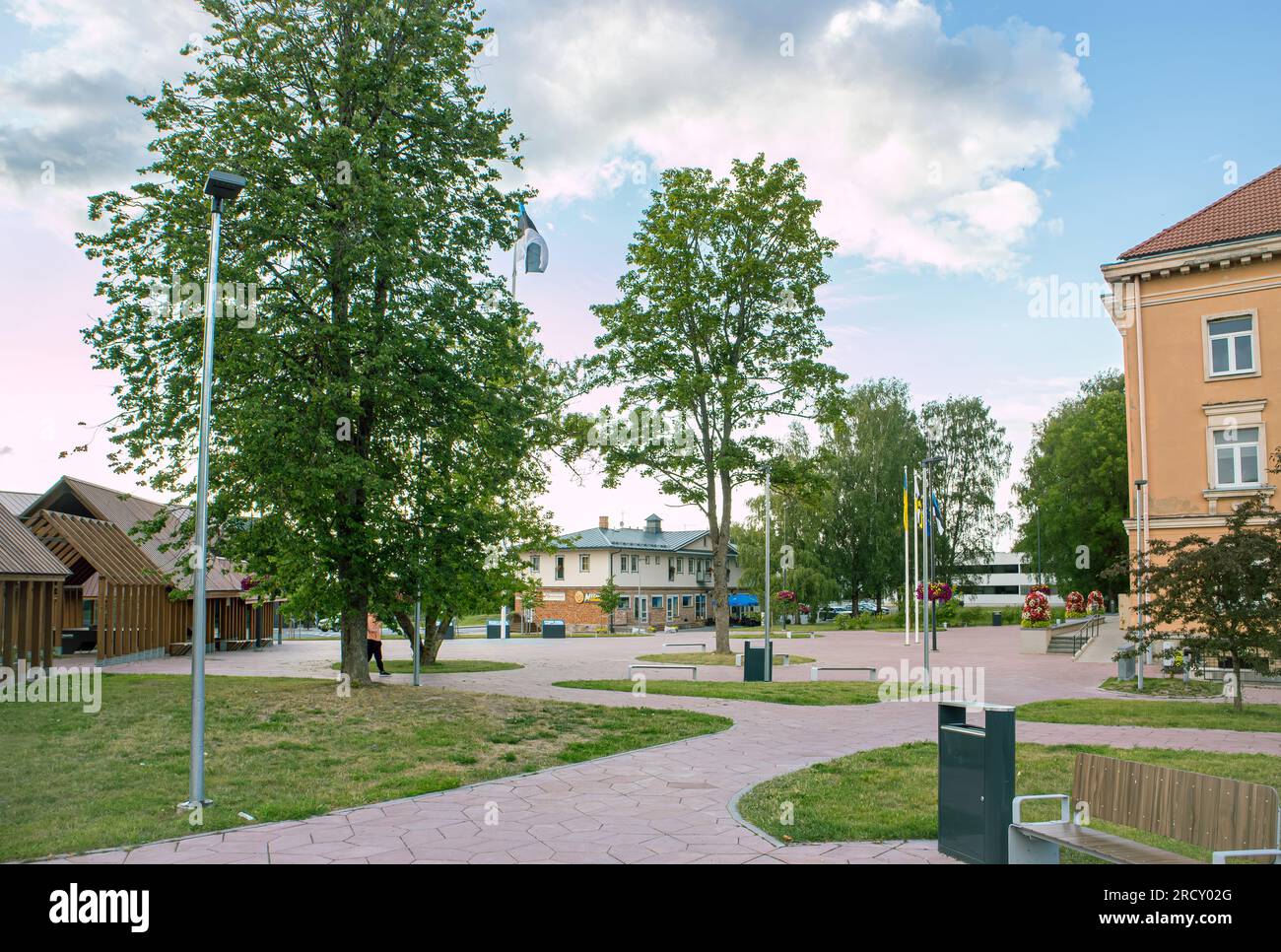 Otepää, Condado de Valga, Estonia-14JUL2023: Plaza principal de la ciudad de Otepää u Otepaa en Estonia, Europa. Parque público de la zona de ocio. Foto de stock