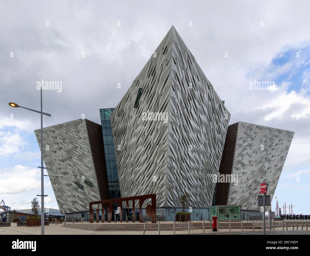 Edificio Titanic, visto desde el frente, situado en el antiguo astillero Harland & Wolff en Belfast, Irlanda del Norte. Foto de stock