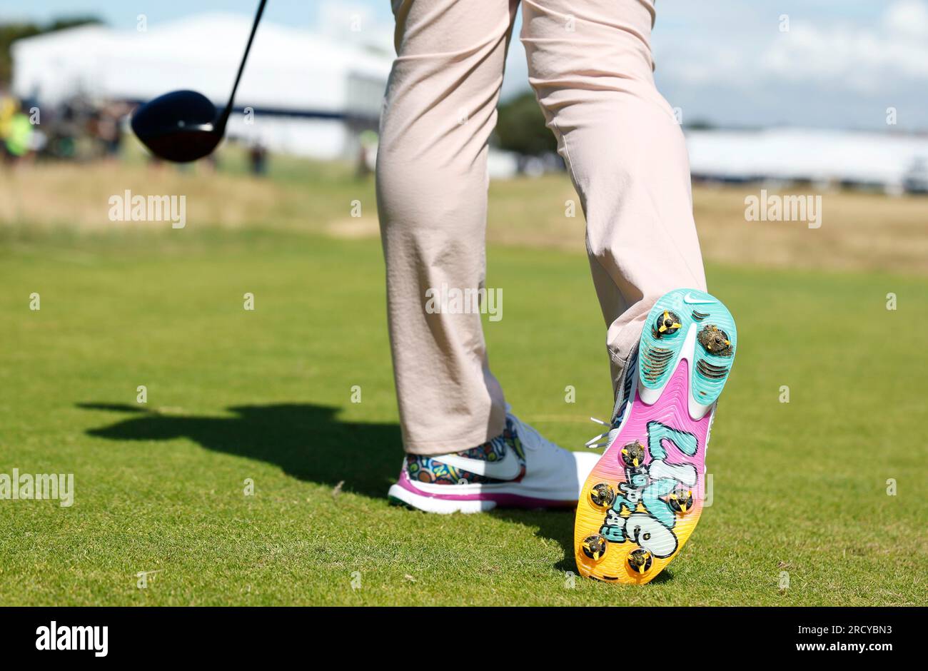 Acércate a las zapatillas de golf Nike Air Zoom Victory Tour 3  personalizadas de Rory McIlroy de Irlanda del Norte con el texto 'Love to  Play' en el segundo hoyo durante una