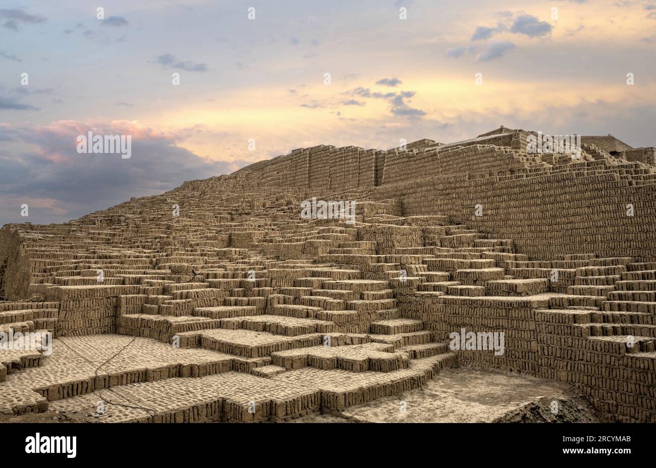 Ruinas de la pirámide Huaca Pucllana en Lima Foto de stock