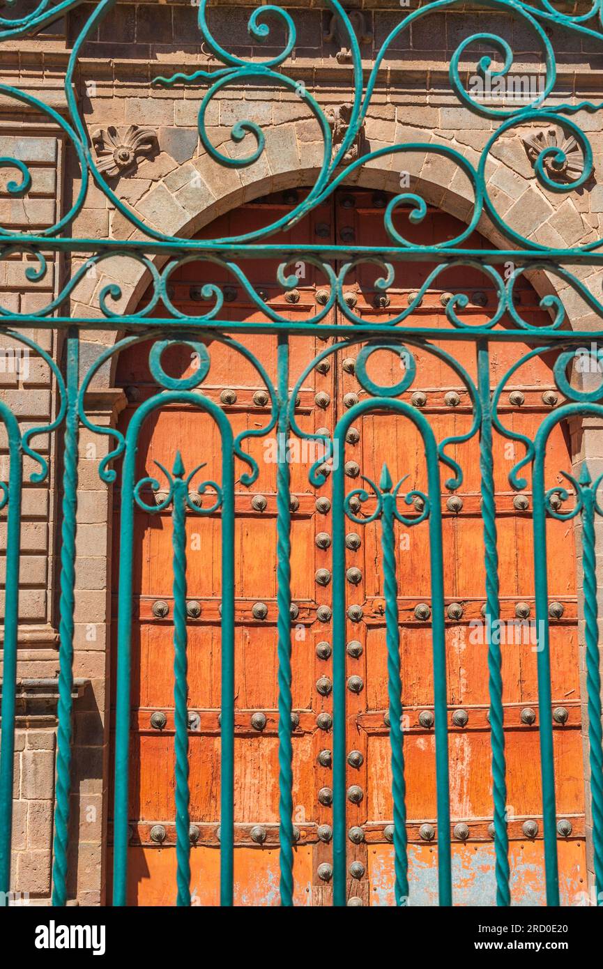 Puerta y puerta en Cusco, Perú Foto de stock