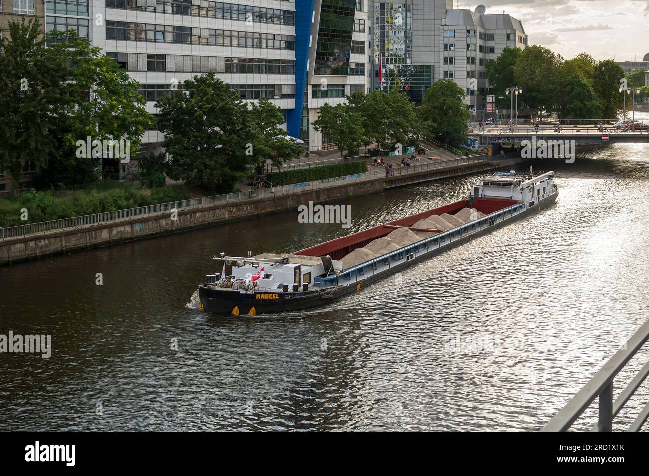Alemania, Berlín, 17.07.2023, Una barcaza en el río Spree trae grava para obras de construcción Foto de stock