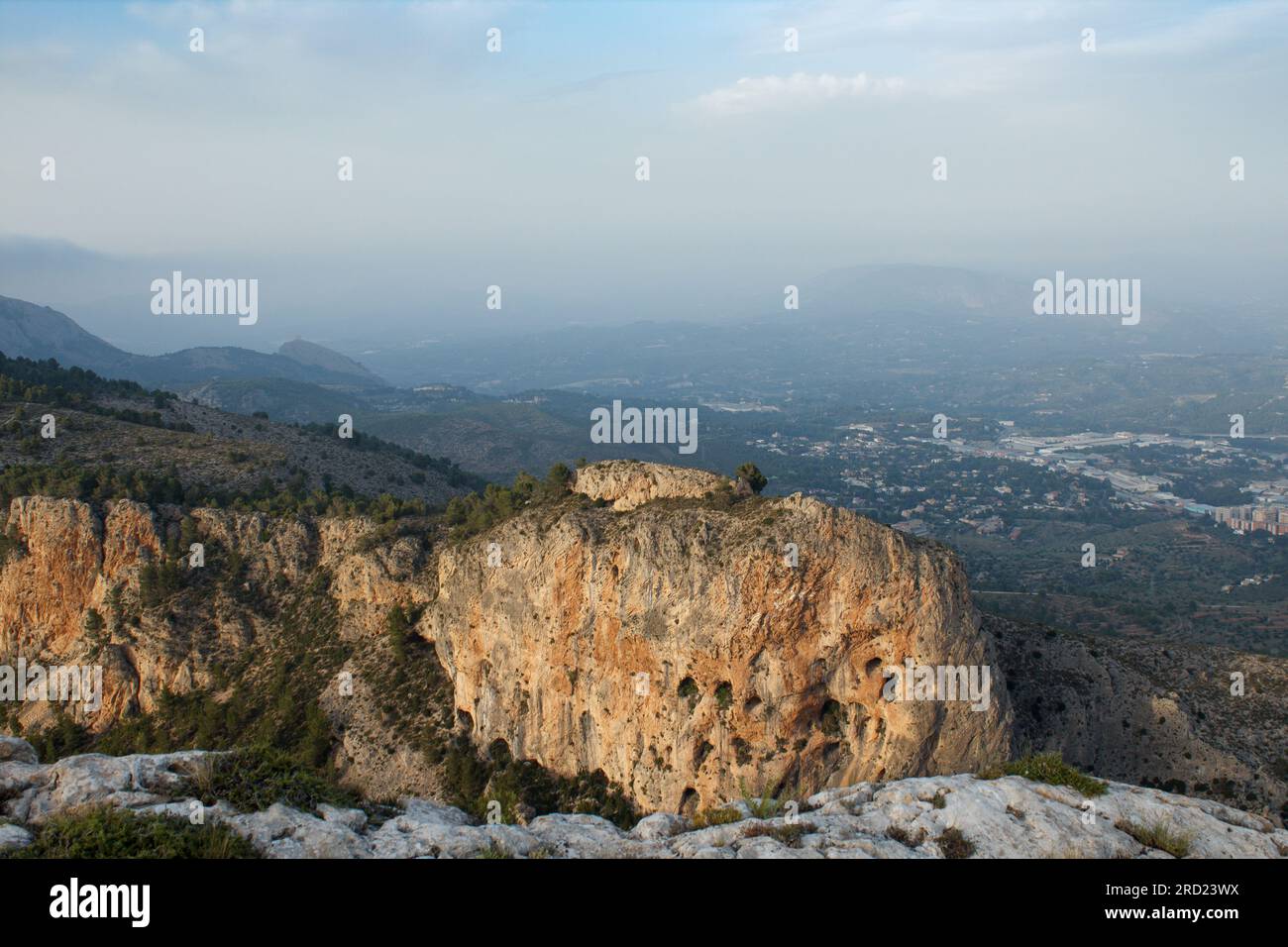 Paisaje con la cima del Pic de les Aguiles, la Mola de Serelles y el valle de la Cocentaina desde el Alt de les Pedreres en Alcoy, España Foto de stock